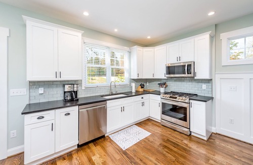 Weaverville Cottage | Guesthouse, downtown Weaverville 2 blocks from Main St.