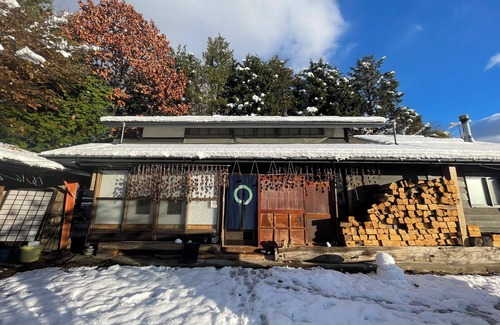 Omachi House | Guesthouse Gaki Daisho: Free transportation to and from ski resorts in the Hakuba area, nearby mountain trailheads, Ogisawa Station, the entrance to the Kurobe Dam, and restaurants in the city is available (up to 7 guests in a van; ski equipment cannot be