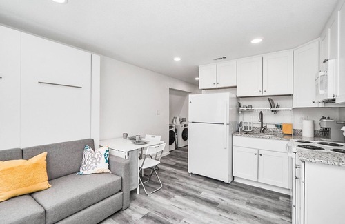 Norfolk - Virginia Beach Apartment | Guesthouse in ideal location with private entrance
