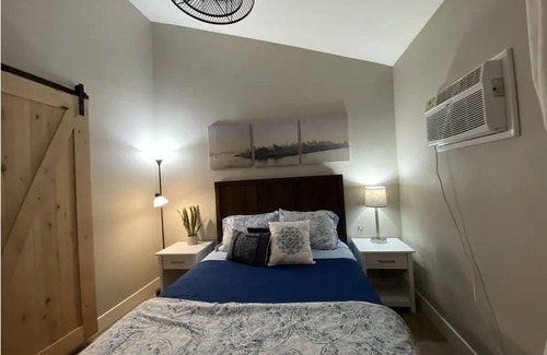 Southwest Anaheim Cottage | Guesthouse: Jacuzzi,Patio & Entry