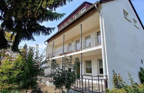 Kesselheim Apartment | Guesthouse Koblenz – Top Floor for up to 10 People with Garden Access and Barbecue
