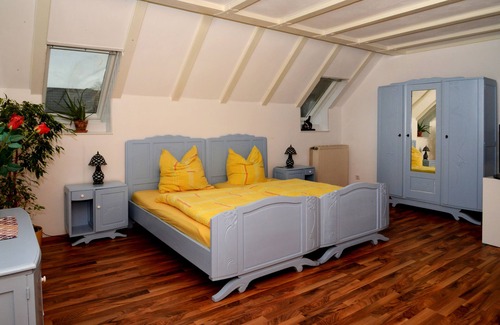 Mettlach Apartment | Guesthouse Peter, large apartment right on the forest