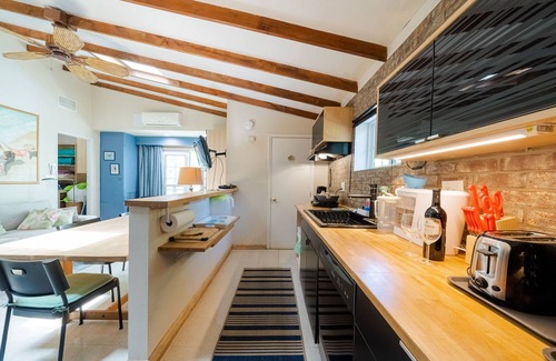 Topanga House | Guesthouse with views, pool and comfort.