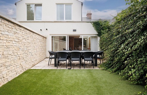 Rathmines House | GuestReady - Contemporary home with garden