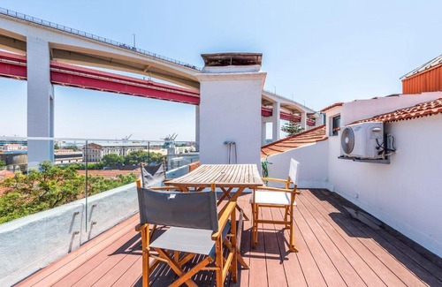 Santo Amaro Apartment | GuestReady - Family Home w Rooftop in Alcântara