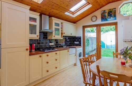 Santry House | GuestReady - Large Home with Private Driveway