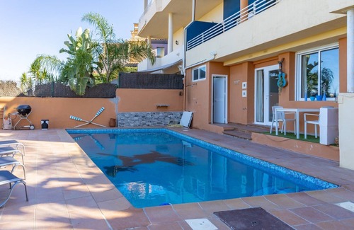 Torremolinos Ski Chalet | GuestReady - Poolside Paradise in the Suburbs 2