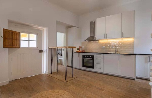 Almocageme House | GuestReady - Romantic nook in Adraga
