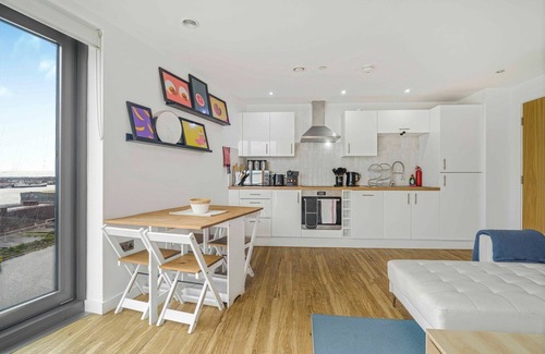 The Docks Apartment | GuestReady - Stylish Flat with Bay View