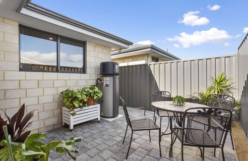 Perth House | Guildford Family HideawaynModern 2 bedroom, 2 bathroom house.nFree WiFi,parking.