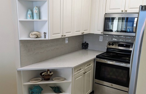 Holiday Isle Condo | Gulf Front 2000sqf Condo, Large Balcony, Private Beach & Pool, Free Beach Setup