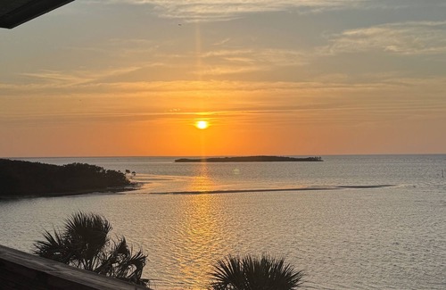 Cedar Key Condo | GULF-FRONT, TOP FLOOR, 2 BED, 2 BATH CONDO. POOL, BOAT PARKING, GREAT LOCATION!