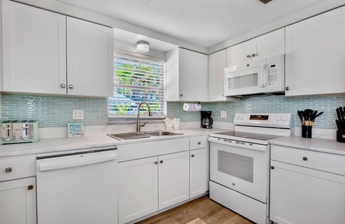 Holmes Beach House | Gulf Haven West! 5- minute walk to the Gulf!