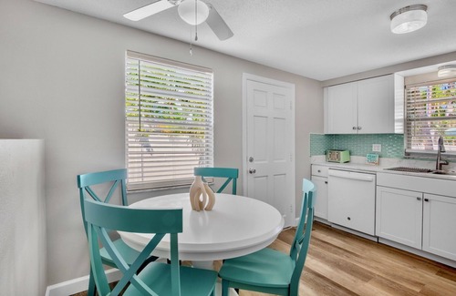 Holmes Beach House | Gulf Haven West! 5- minute walk to the Gulf!