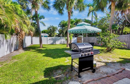 Holmes Beach House | Gulf Haven West! 5- minute walk to the Gulf!