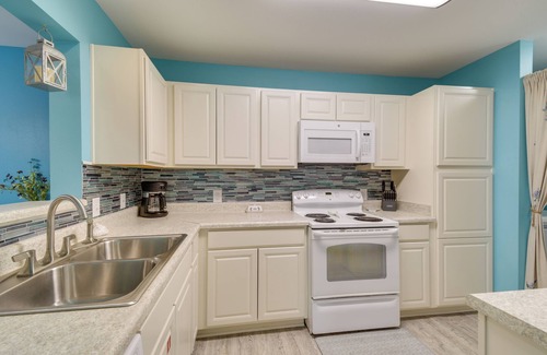 Gulf Shores Condo | Gulf Shores Condo w/Pool Access, 5 Mi to Beach!