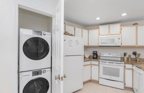 Miramar Beach Condo | Gulf view! 2 Bedrooms & 2 Baths. Bonus includes 2 beach set ups🏝️.
