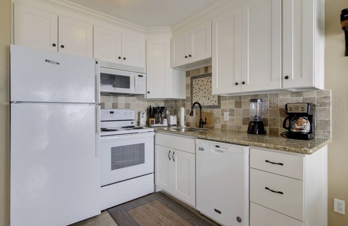 Galveston Condo | Gulf View Beach Condo- Popular Location- steps to the beach (2318)