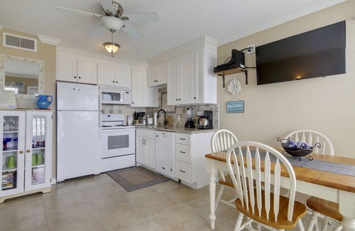 Galveston Condo | Gulf View Beach Condo- Popular Location- steps to the beach (2318)