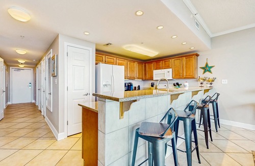 Gulf Shores Condo | Gulf-view retreat with washer/dryer, AC, pool, sauna, & fitness center