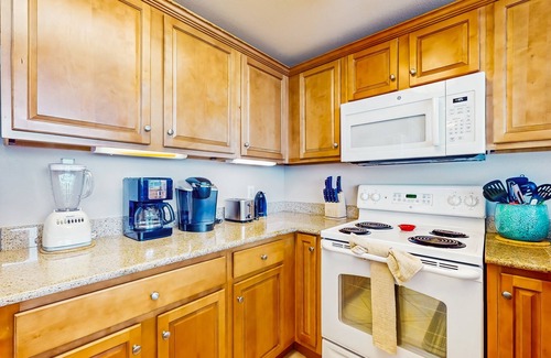 Gulf Shores Condo | Gulf-view retreat with washer/dryer, AC, pool, sauna, & fitness center
