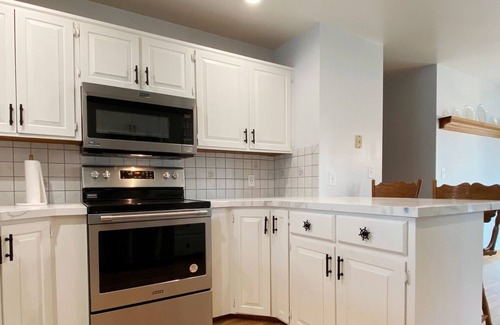 Shelbyville House | Gun lake 4 Bed 2.5 Bath Home w/2 car garage, kayaks, paddleboards, free Wi-Fi