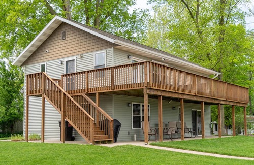Shelbyville House | Gun Lake home w/private lot, dock, and tons of parking!