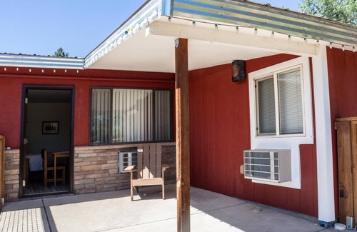 Delta Apartment | Gunnison River & Courtyard Views -Quaint Peaceful Stay in the Beautiful Outdoors