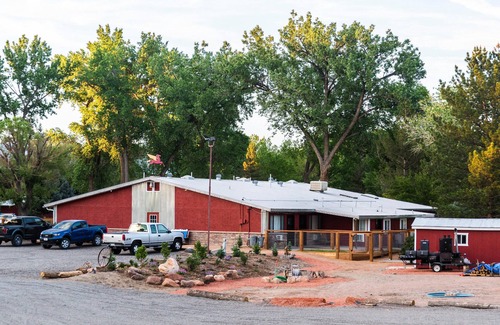 Delta Apartment | Gunnison River & Courtyard Views -Quaint Peaceful Stay in the Beautiful Outdoors