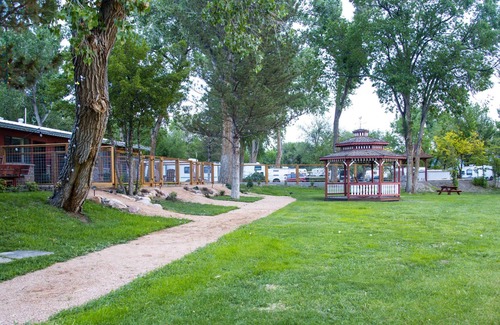 Delta Apartment | Gunnison River & Courtyard Views -Quaint Peaceful Stay in the Beautiful Outdoors