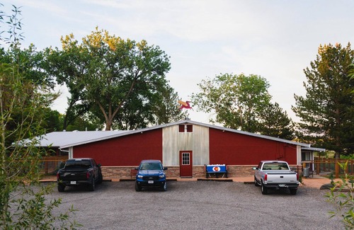 Delta Apartment | Gunnison River & Courtyard Views -Quaint Peaceful Stay in the Beautiful Outdoors