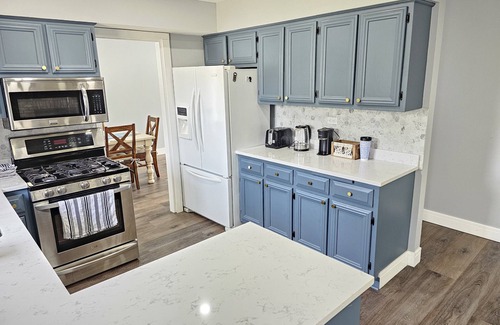 Gurnee House | Gurnee Getaway: Modern Oasis Near Six Flags & Naval Base!