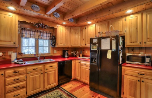 Rangeley Plantation House | 🐾Gutsell's Cabin - Log home in private setting near Mooselookmeguntic Lake, dog friendly