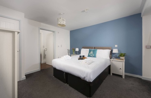 St Just Hotel | Gwenver, B&B - a hotel room that sleeps 2 guests in 1 bedroom