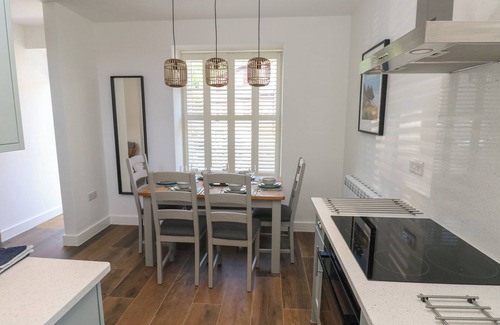 Llanrhidian Higher Cottage | GWYNFRYN, pet friendly, with a garden in Pen-Clawdd
