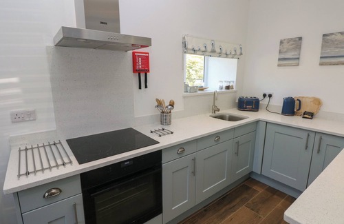 Llanrhidian Higher Cottage | GWYNFRYN, pet friendly, with a garden in Pen-Clawdd