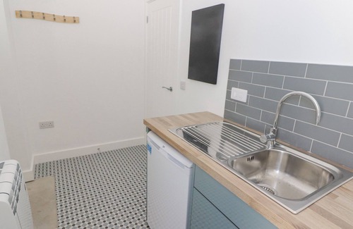 Llanrhidian Higher Cottage | GWYNFRYN, pet friendly, with a garden in Pen-Clawdd
