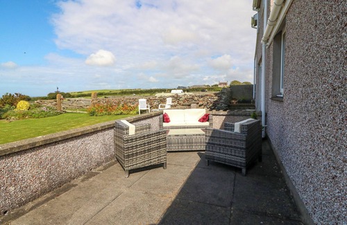 Cylch-Y-Garn Cottage | GWYNLYS, family friendly, with a garden in Cemaes Bay
