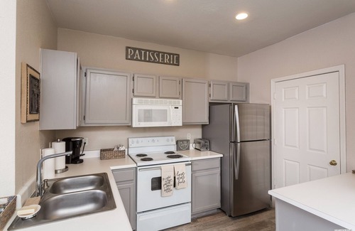 Camelback East Condo | Gym, yr round pool-spa, 2 Bd, 2 Bath, Gated, 9 AM-PM chk in-out