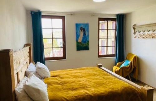 Mirepoix Apartment | Hôte Labyrinthe sur la place chambres d, hôtes , calme ,Netflix
