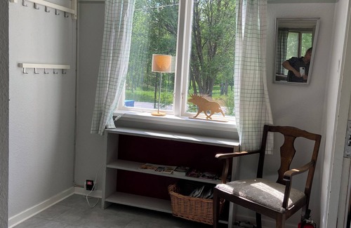 Korsberga Apartment | Hübsche Ferienwohnung in Småland, Badeplatz und Wanderwege am Haus, gr. Garten