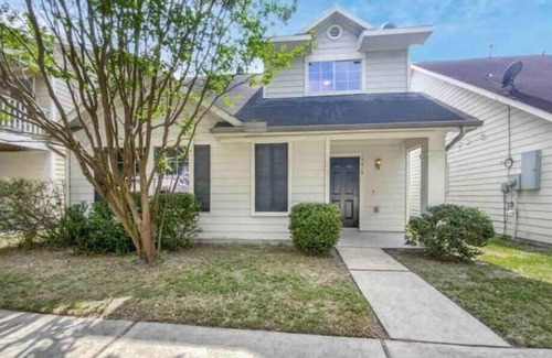 Houston House | H&S Luxury Home with Pool Table 8 mi to IAH