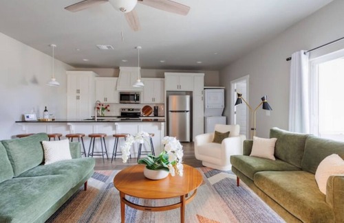 Asian District Condo | H1-H6 Spacious & Urban Modern Condo - 52 guests!