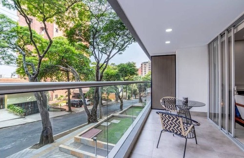 Granada Apartment | H105 |✨ Luxury 2BR in Cali’s Best Building | Pool + Balcony | 24/7 Security