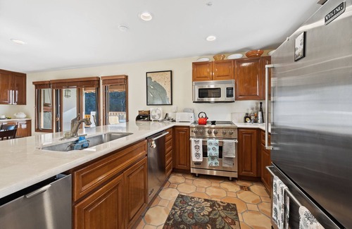 Avalon Condo | H1786 - Corner Villa with Stunning Ocean Views, Cart, 9 STEPS, fireplace