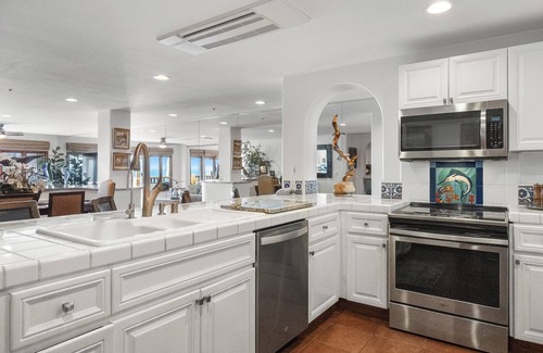 Avalon Condo | H1864: Remodeled 2Br villa, AC, 6-seat cart, OCEAN VIEWS, BBQ