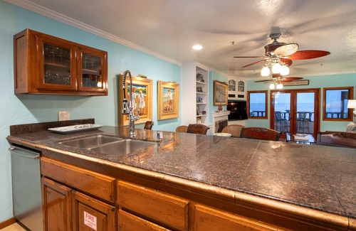 Avalon Condo | H249: Gorgeous Villa,NO STEPS,Panoramic Ocean Views,Private Balcony, 6-Seat Cart