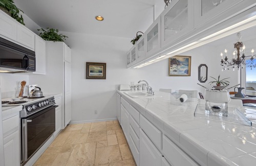 Avalon Condo | H882: Beautiful 1Bd Townhouse style villa + Golf Cart+ 2 Private Balconies