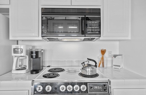 Avalon Condo | H882: Beautiful 1Bd Townhouse style villa + Golf Cart+ 2 Private Balconies