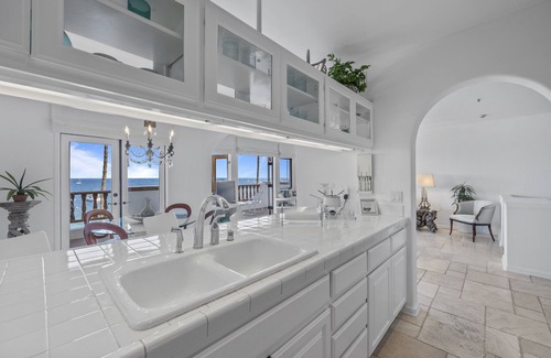 Avalon Condo | H882: Beautiful 1Bd Townhouse style villa + Golf Cart+ 2 Private Balconies